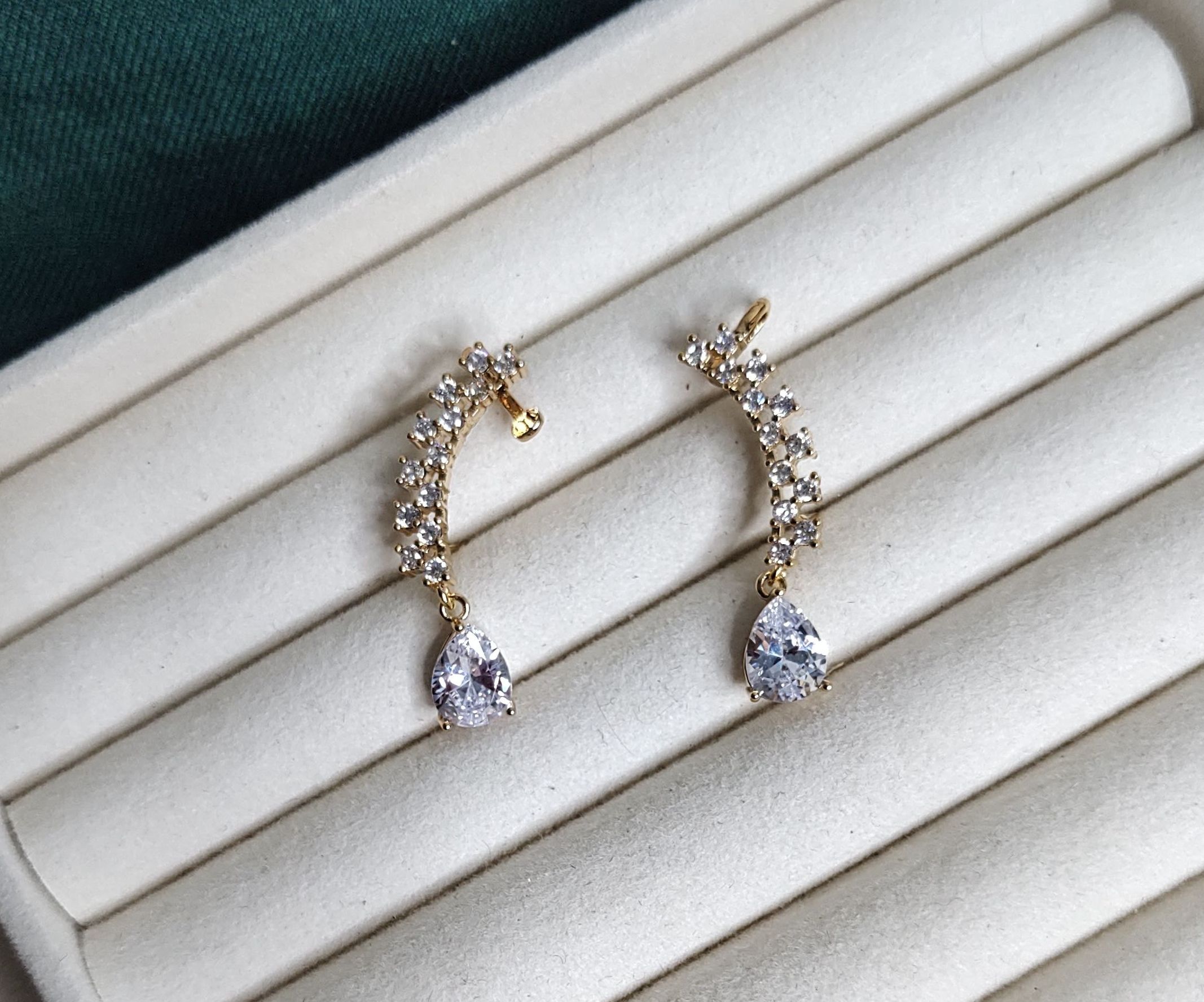 Ear cuff cravejado com gota zircônia