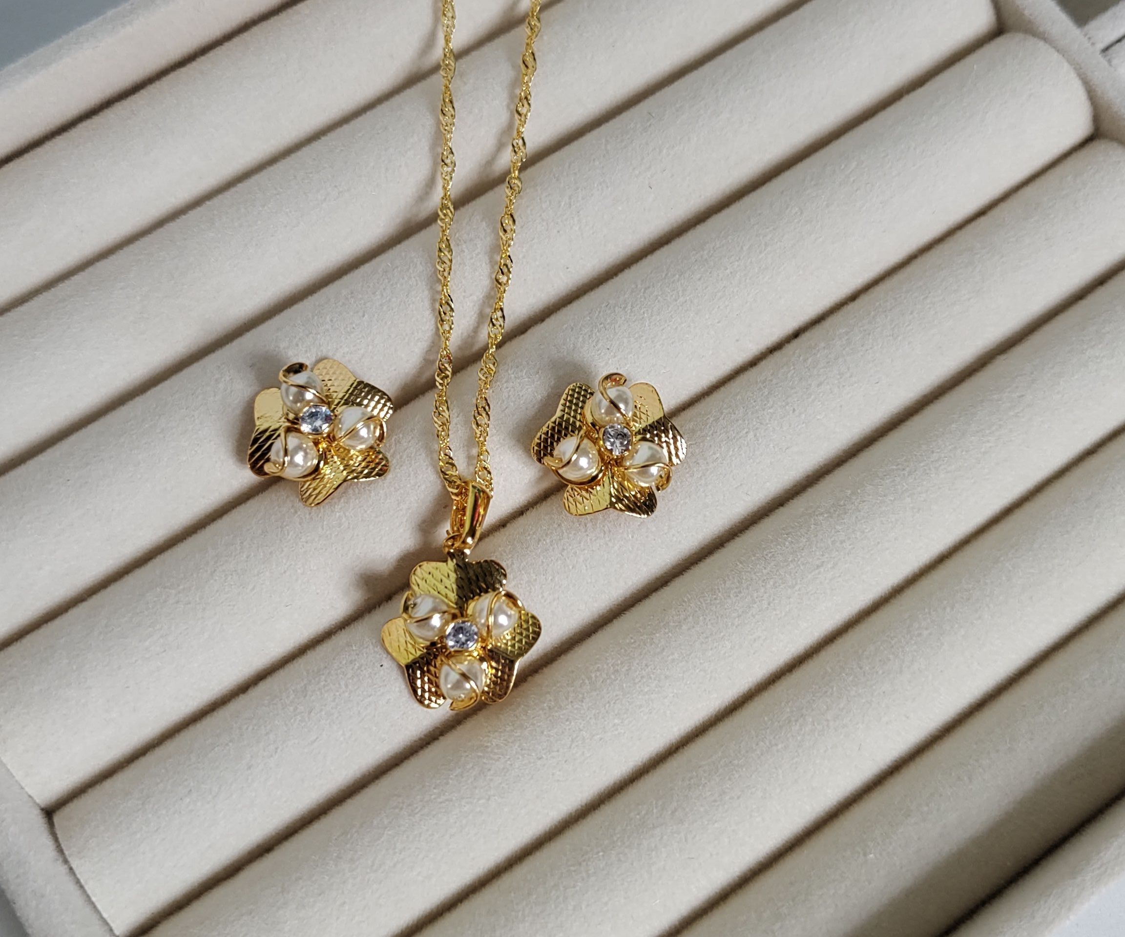 Conjunto flor com pérolas