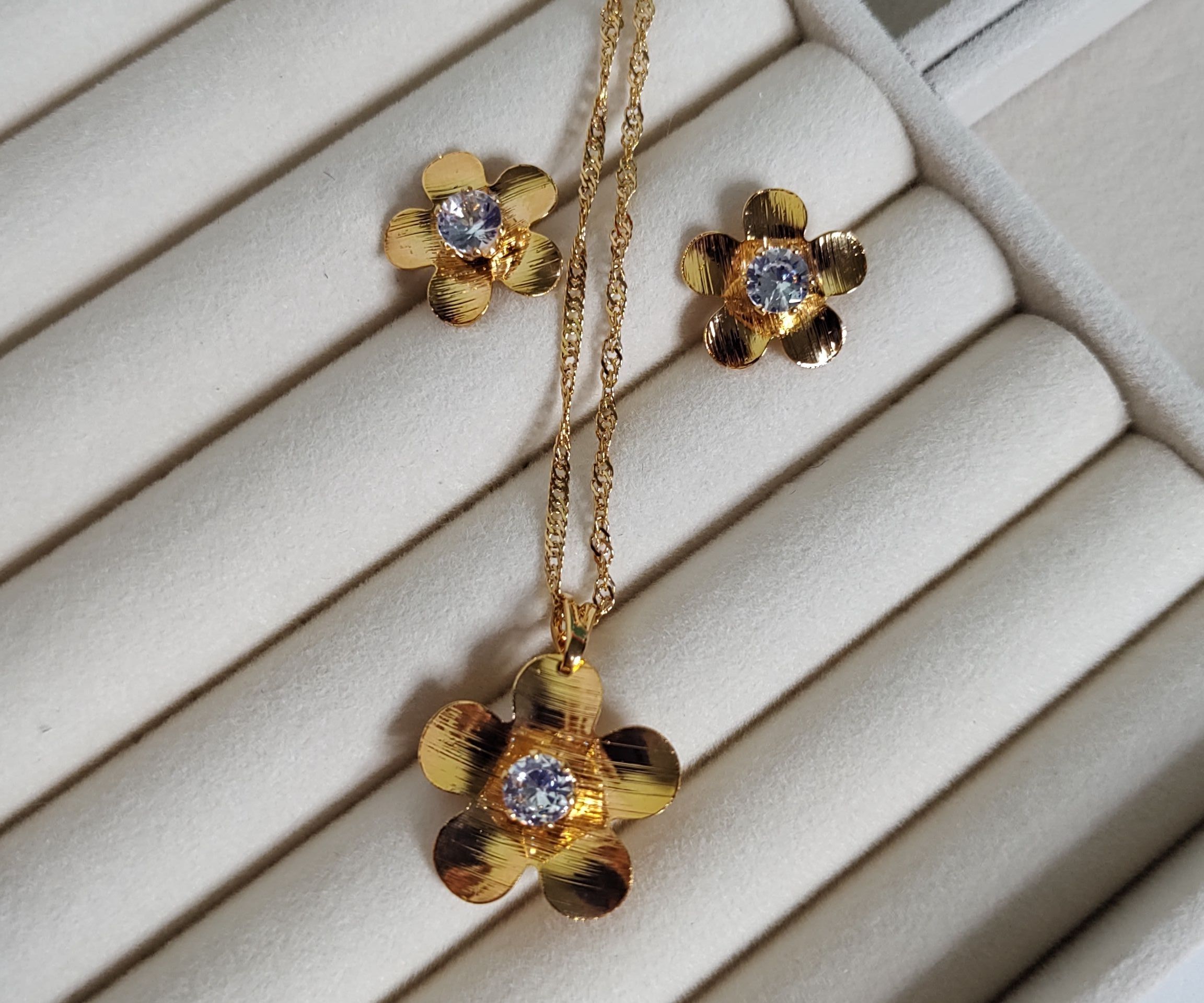 Conjunto flor com zircônia