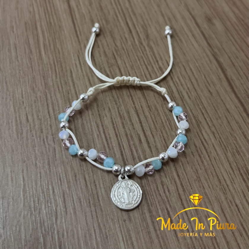Pulsera tejida con medalla de San Benito de plata.