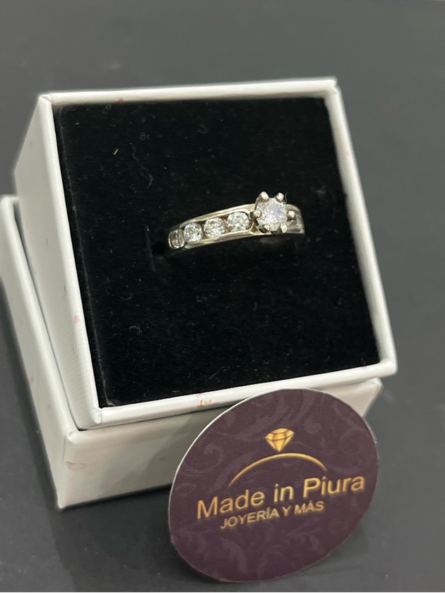 Anillo Compromiso especial con piedra en medio .