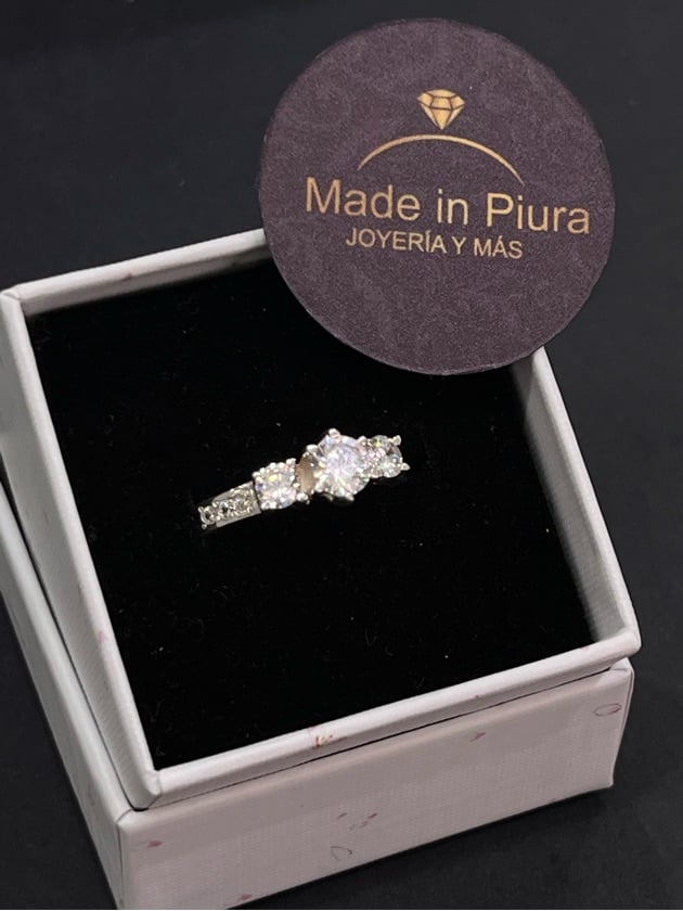 Anillo compromiso 3 piedras grandes ,en medio y pequeñas en los laterales.