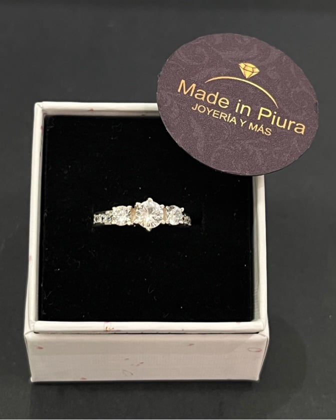 Anillo compromiso 3 piedras grandes ,en medio y pequeñas en los laterales.