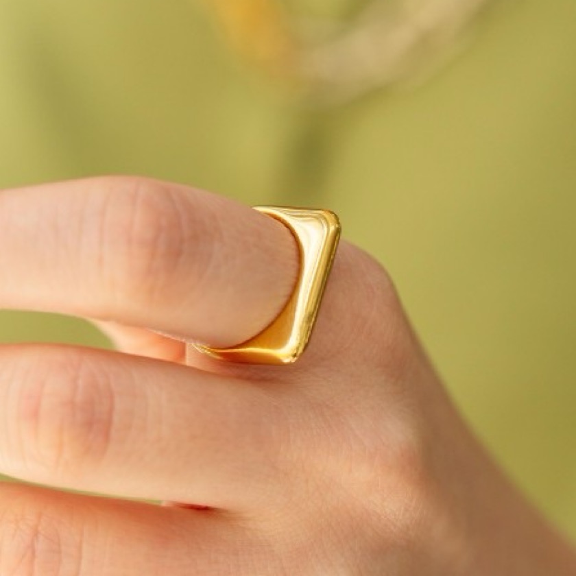 Anel quadrado dourado