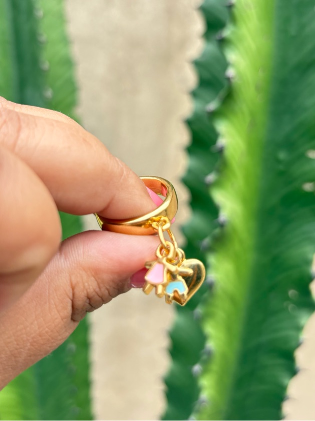 Anel com coração e 2 filhos banhado a ouro 18k