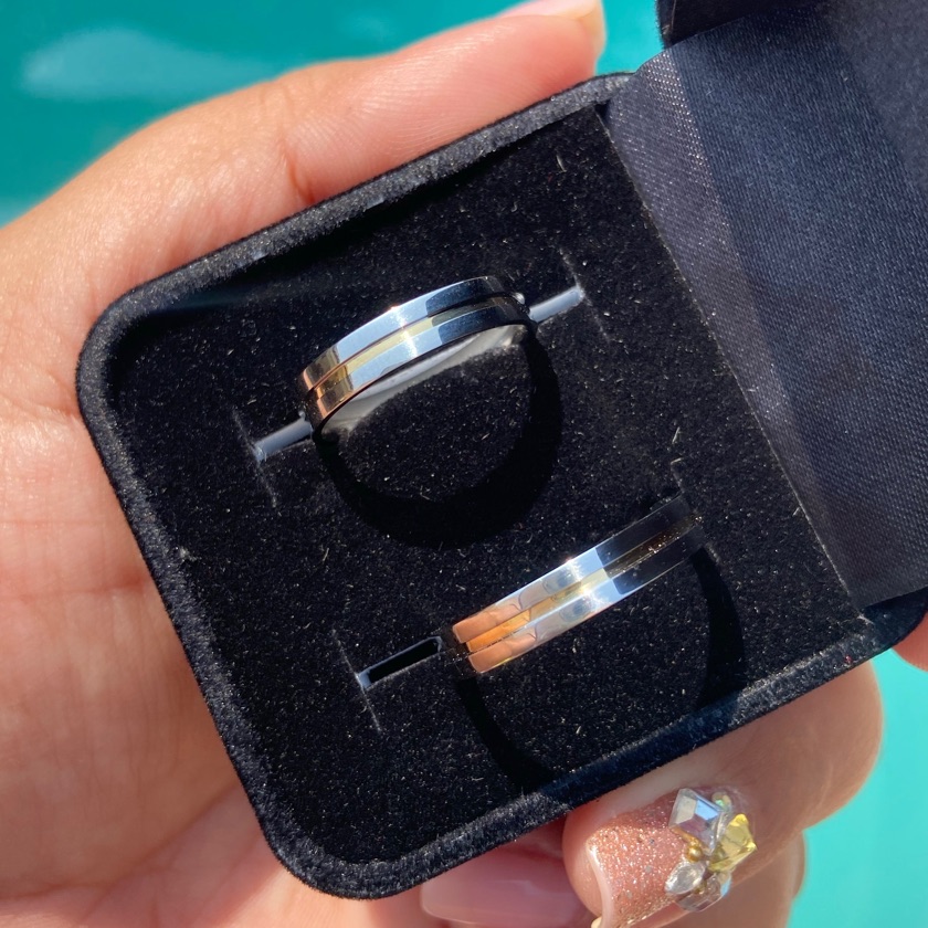 Aliança em aço com fio de ouro 18k