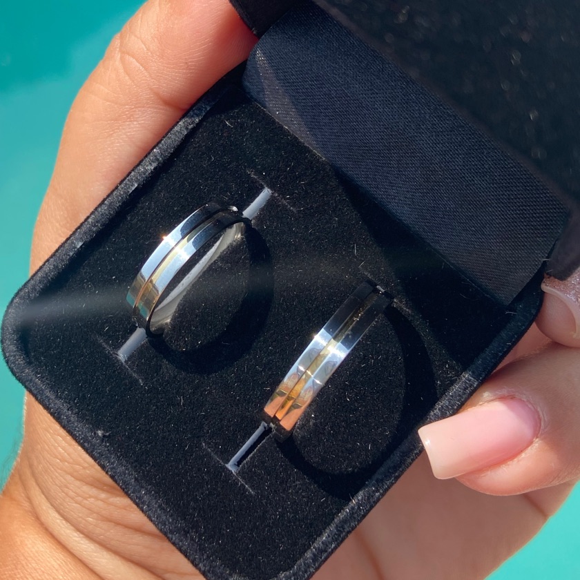 Aliança em aço com fio de ouro 18k