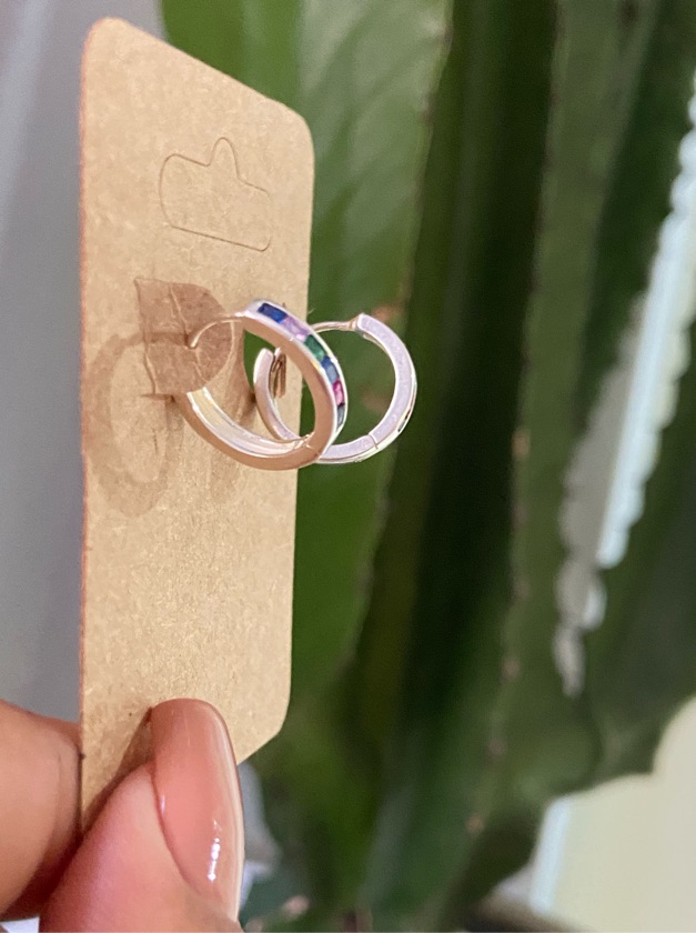 Argola com pedrinhas coloridas