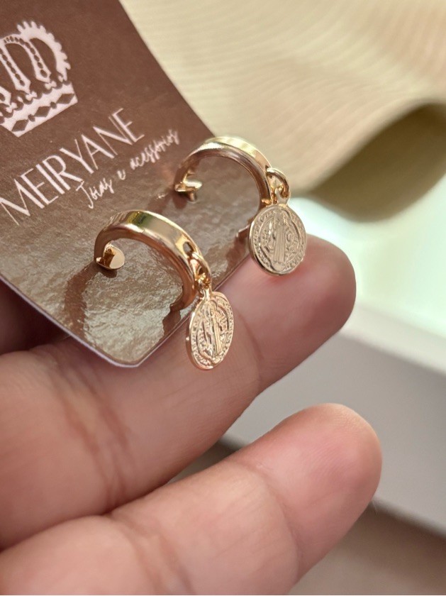 Argola semi joia com medalhinha são Bento