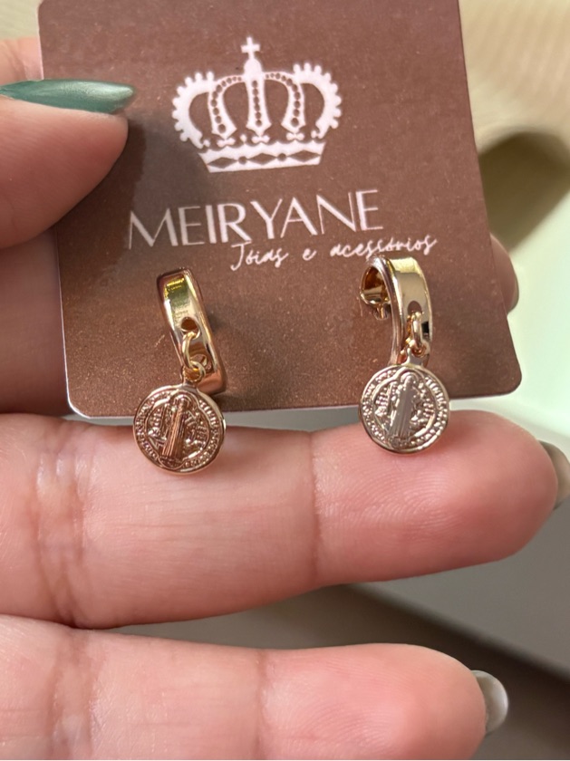 Argola semi joia com medalhinha são Bento