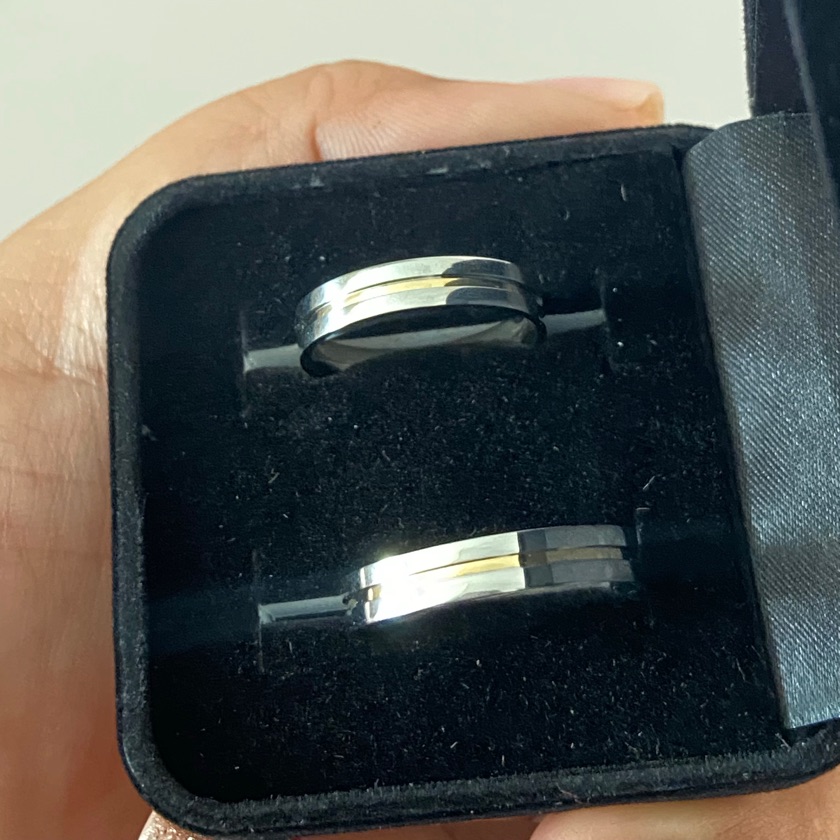 Aliança em aço com fio de ouro 18k