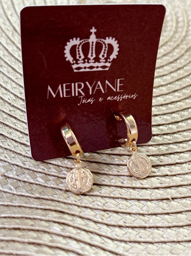 Argola semi joia com medalhinha são Bento
