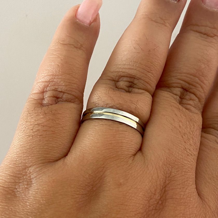 Aliança em aço com fio de ouro 18k