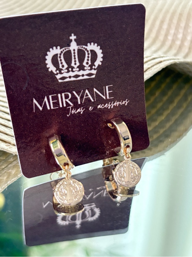 Argola semi joia com medalhinha são Bento