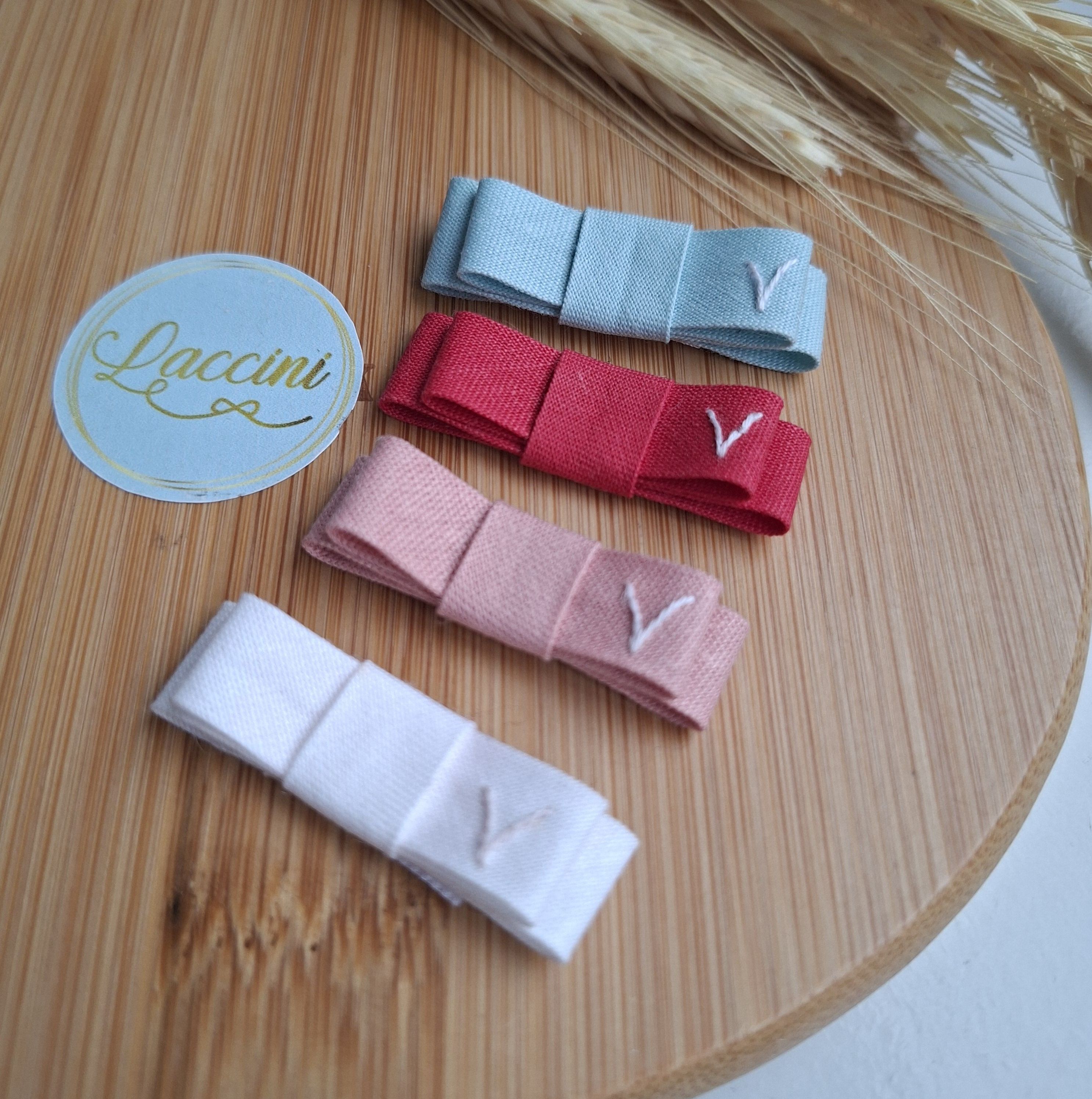 LAÇO LIA P/ COLAR BORDADO C/ INICIAL