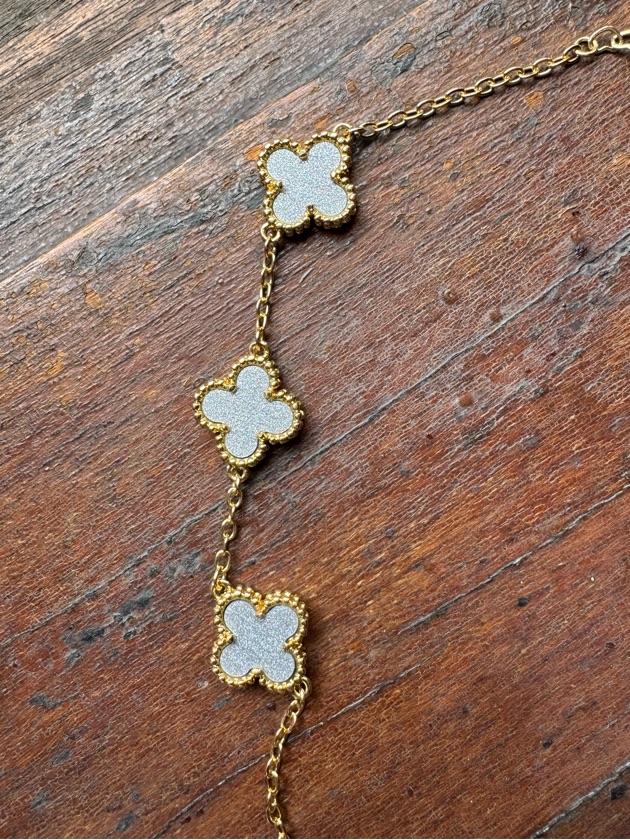 Pulseira três trevos cinza