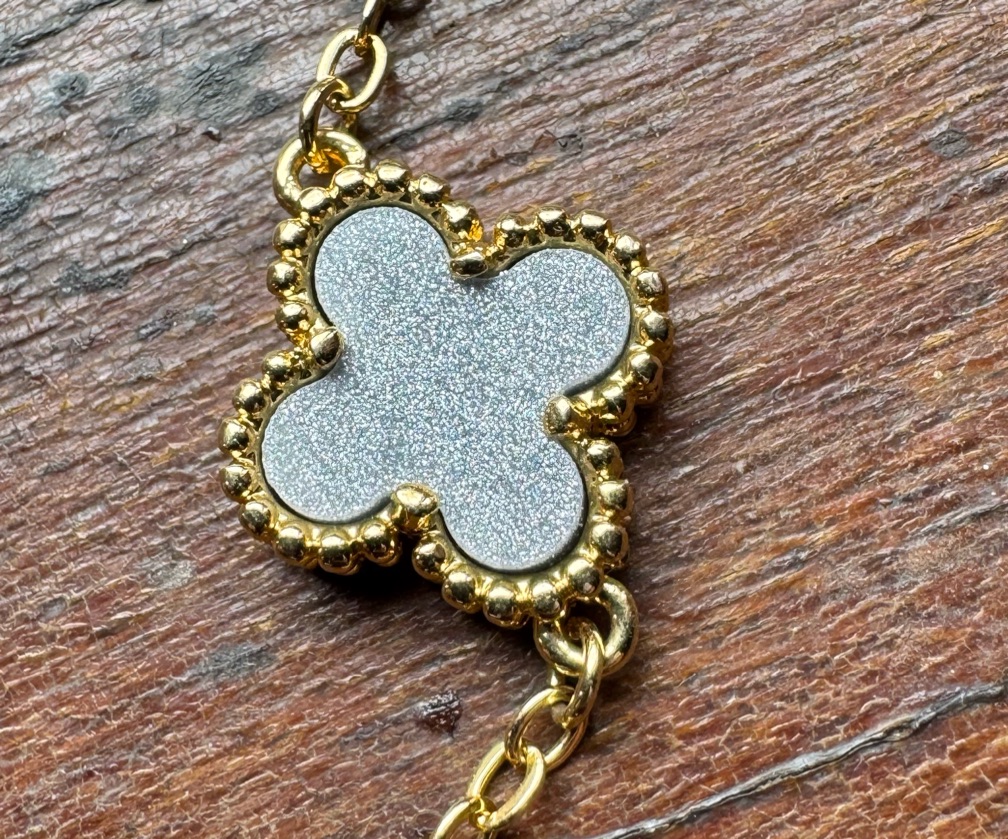 Pulseira três trevos cinza