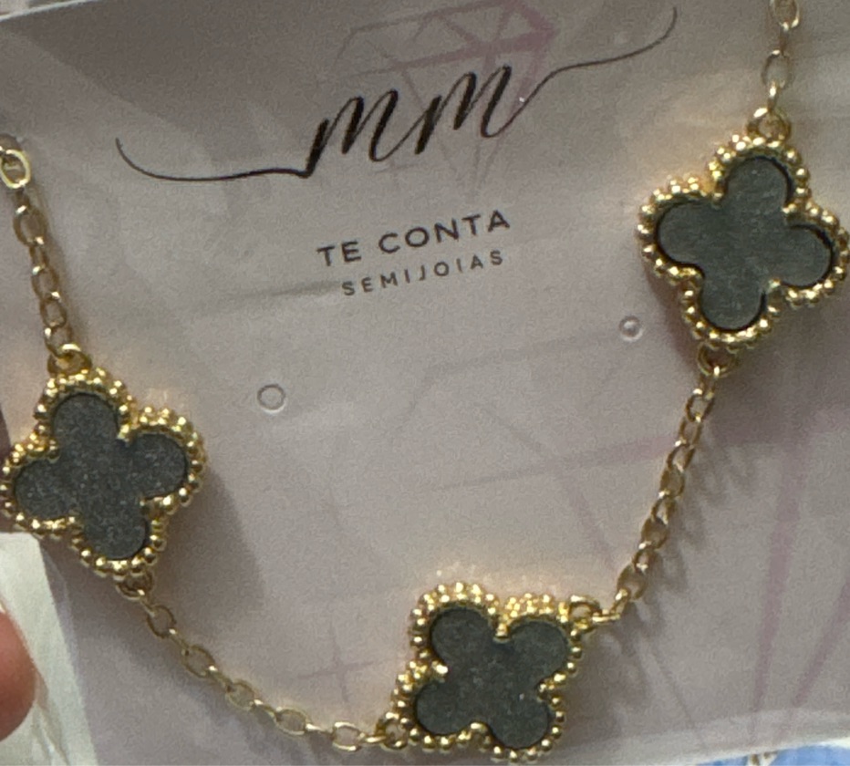 COLAR SEIS TREVOS CINZA NO BANHO DE OURO