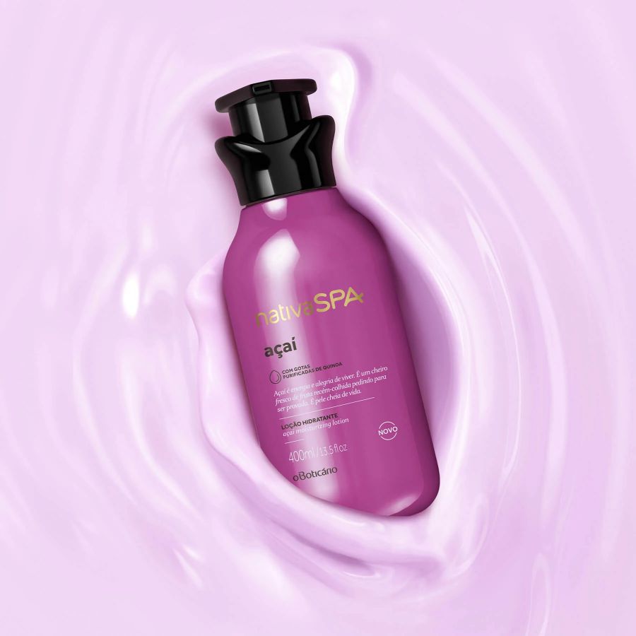 LOCIÓN HIDRATANTE CORPORAL AÇAÍ 400ML — NATIVA SPA Microcápsulas de fragancia frutal que estallan durante el día, quinoa que estimula el colágeno y 30 horas de hidratación que transforman la piel
