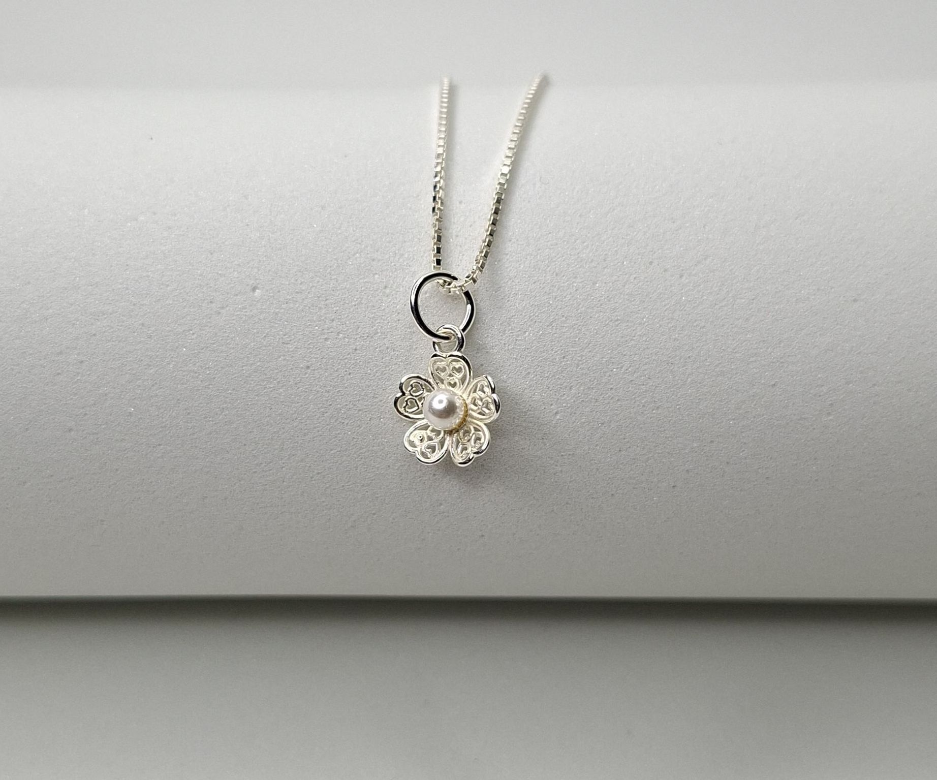 Colar Flor Rendada Com Pérola
