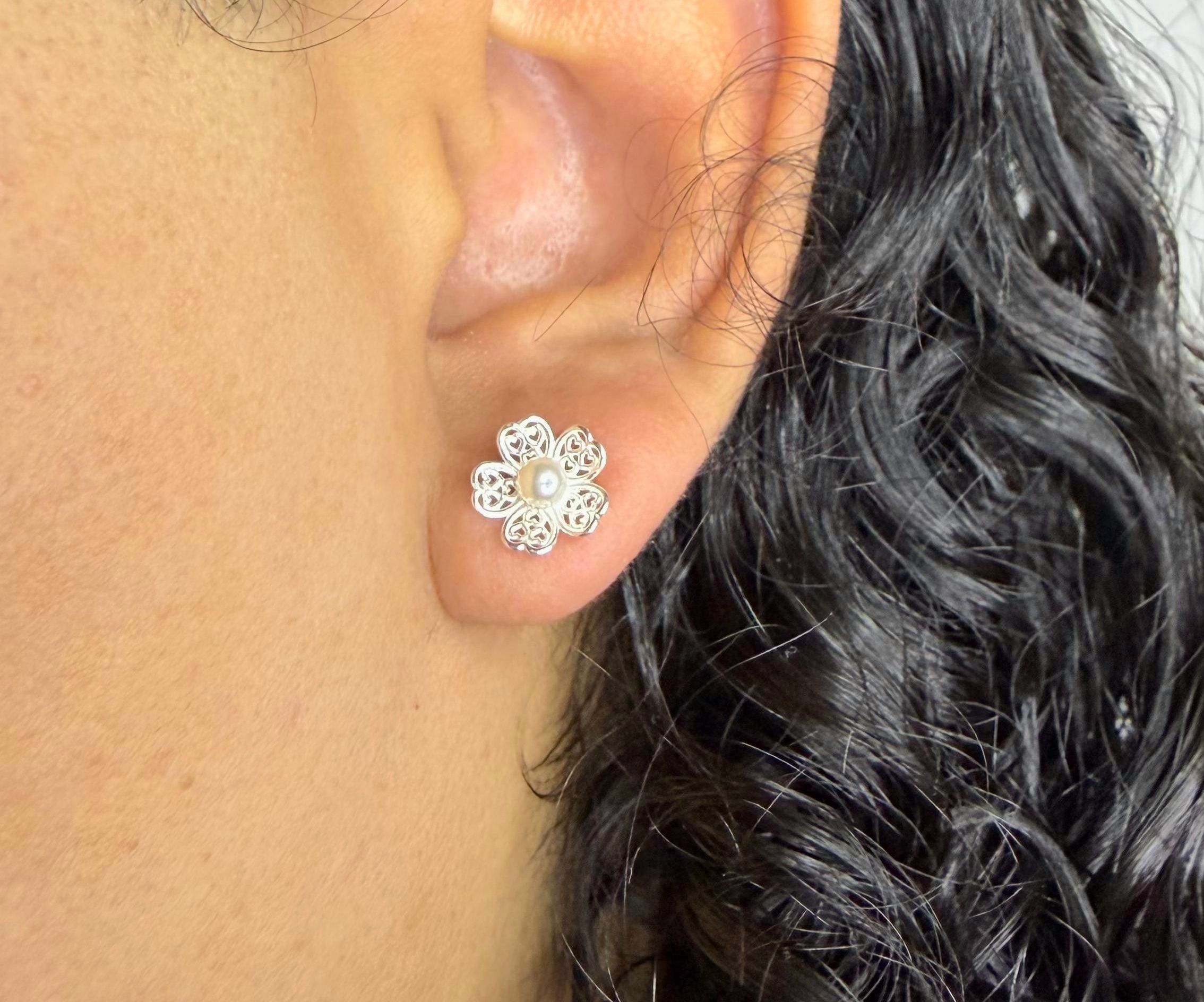 Brinco Flor Com Miolo de Pérola Shell