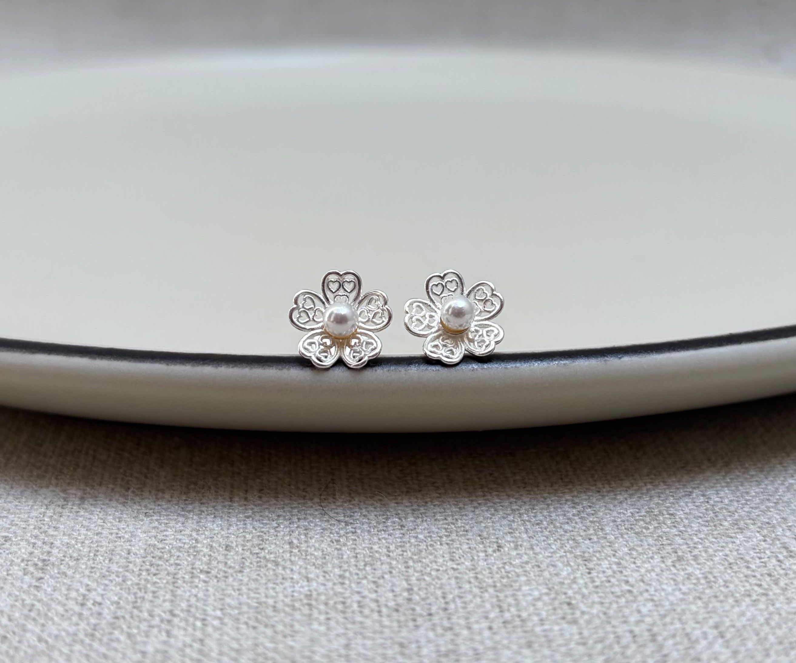Brinco Flor Com Miolo de Pérola Shell