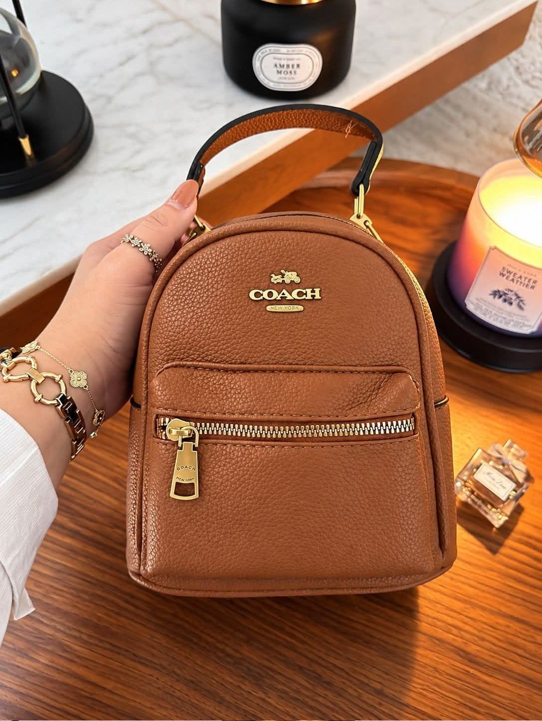 Bi28 mini bag pack coach color camel lisa o cubre polvo