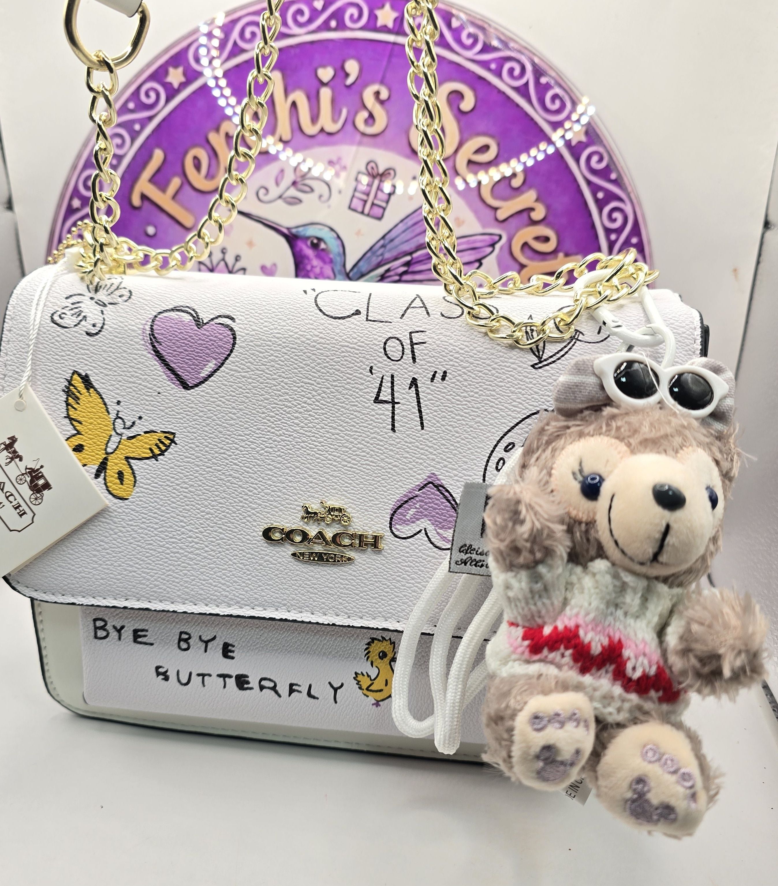 Bi34 Coach shoulder bag y crossbody bellisma blanco en contraste en lila con diseño unico y llavero de peluche y hueso en bordado de flores y contraste en cafe claro con logo