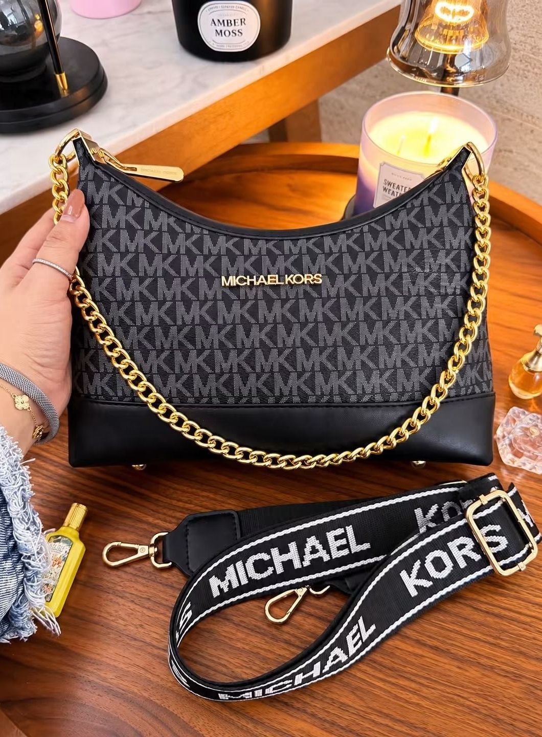 Bi31 shoulder bag con strap para usar como crossbody MK en color negro liso y color blanco con holograma mk en blanco con gris y vistas en color camel