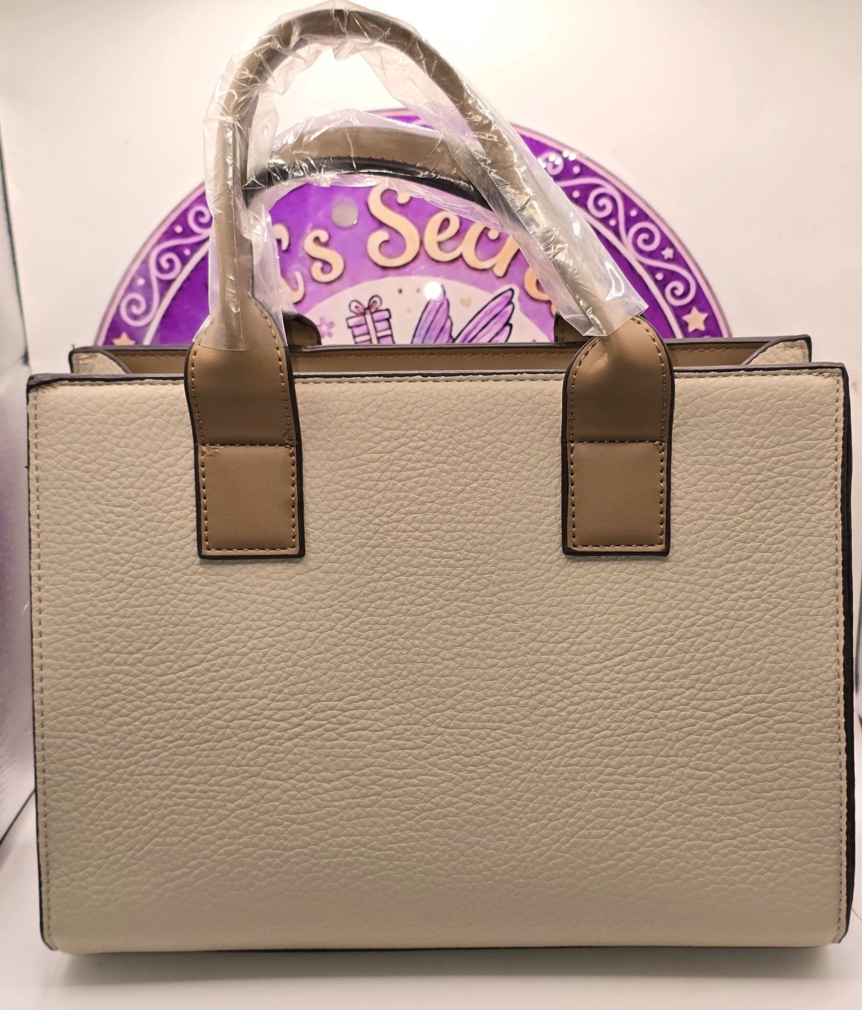Bi14 Bolsa Coach Beige con vivos color camello. Incluye muñequera y strap para usar como crossbody