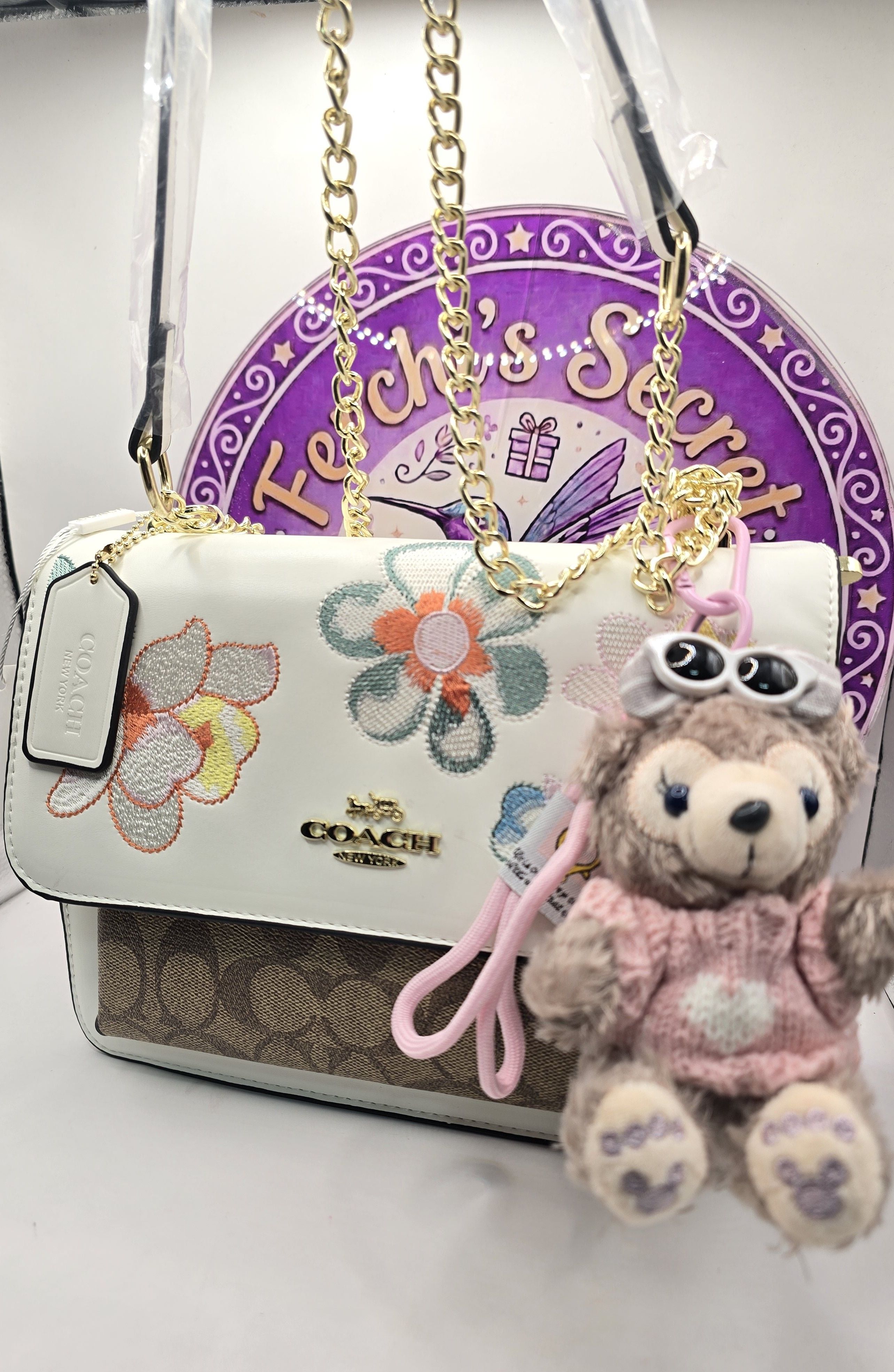 Bi34 Coach shoulder bag y crossbody bellisma blanco en contraste en lila con diseño unico y llavero de peluche y hueso en bordado de flores y contraste en cafe claro con logo