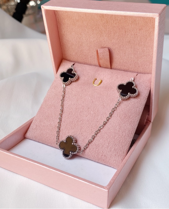 Colar Trevo Van cleef preto