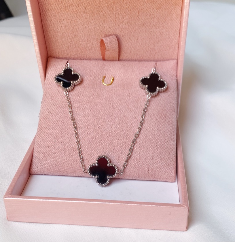 Colar Trevo Van cleef preto