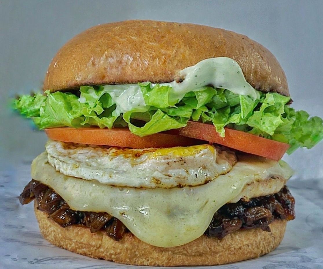 FRANBURGUITO - Pão Brioche, Alface, Tomate, 1 Blend de Frango 120g, Queijo Mussarela, Ovo, Cebola Caramelizada, Maionese Especial Franguito.