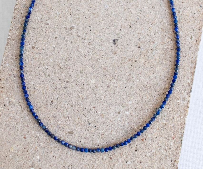 Gargantilha mini pedra facetada lápis lazuli