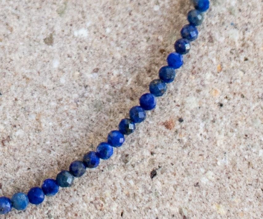 Gargantilha mini pedra facetada lápis lazuli