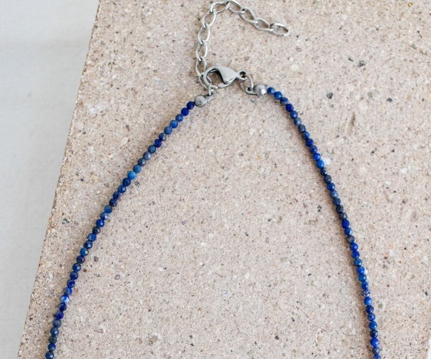Gargantilha mini pedra facetada lápis lazuli