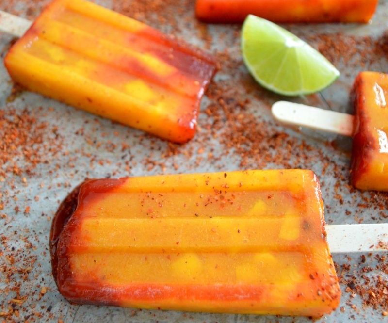 Paleta Mediana de Mango con Chamoy