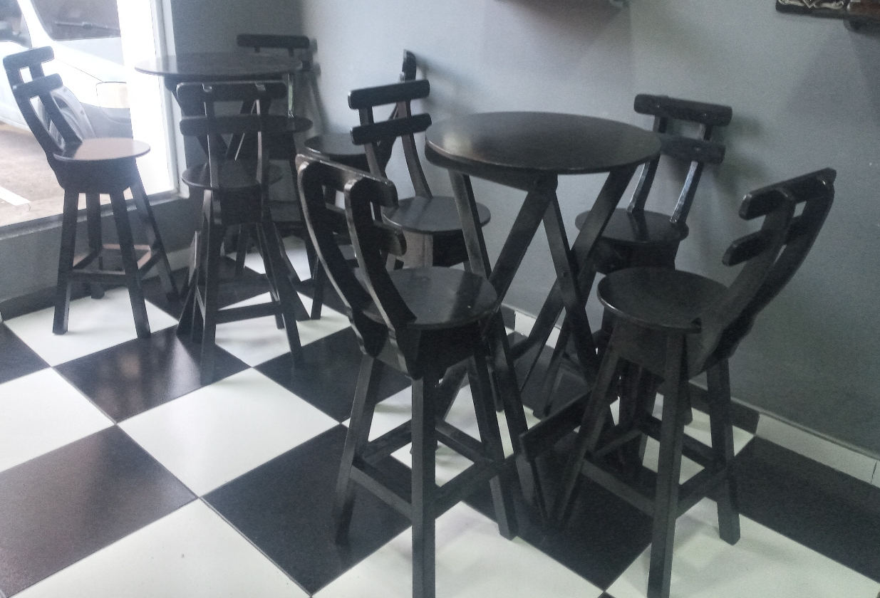 MESAS BISTRO REDONDA COM 2 BANCOS COM ENCOSTO !!!