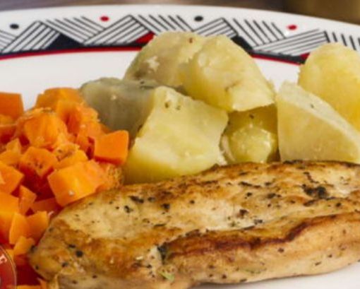 Filé de frango com batata doce e cenouras