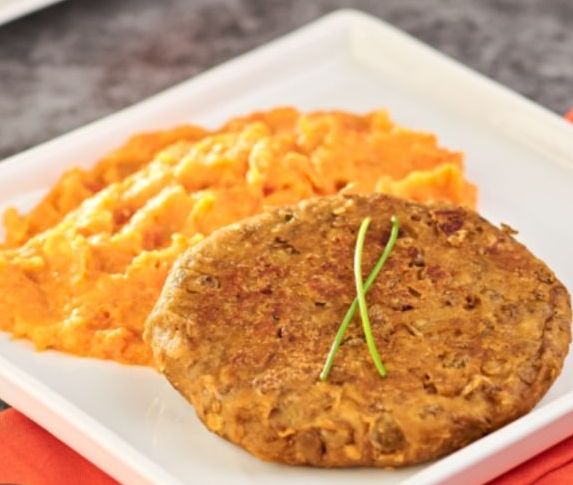 Marmita de hambúrguer de lentilha com purê de abóbora ou cenoura