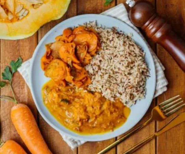Marmita de carne seca com arroz integral e cenoura temperada
