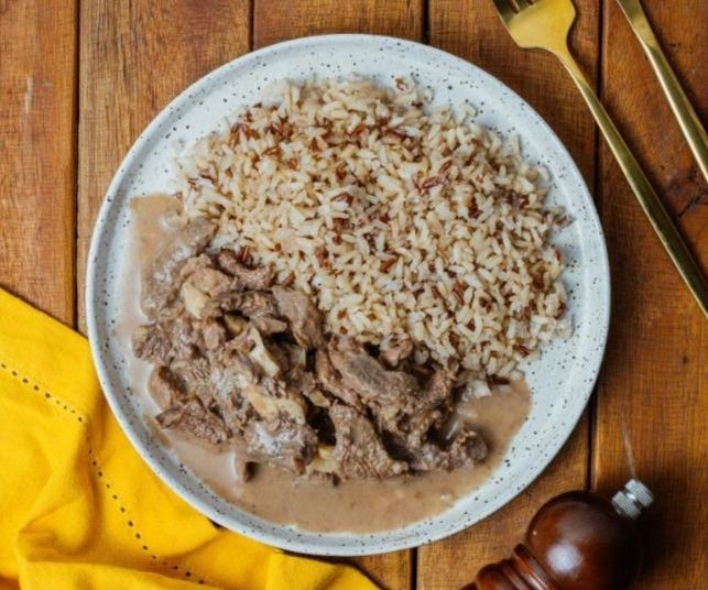 Estrogonofe de carne com arroz integral