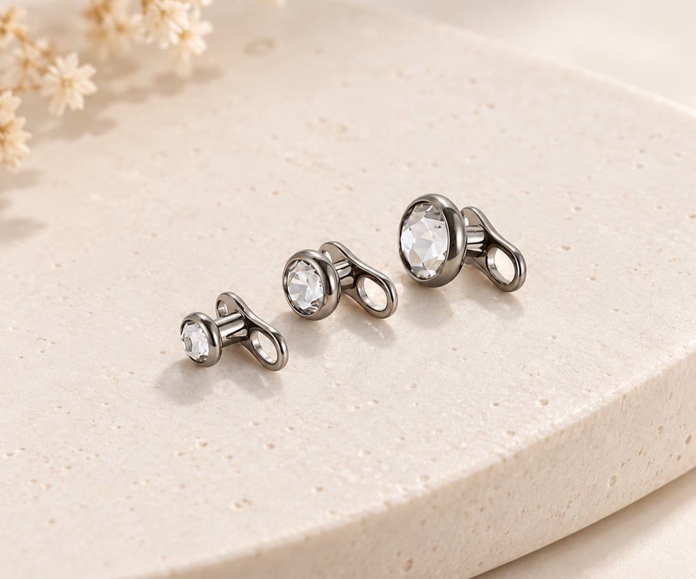 Microdermal em Titânio Natural Fecho Rosca Interna | Pedra Swarovski Cravada