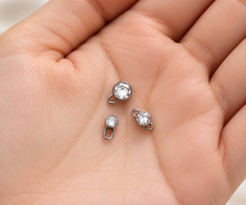 Microdermal em Titânio Natural Fecho Rosca Interna | Pedra Swarovski Cravada