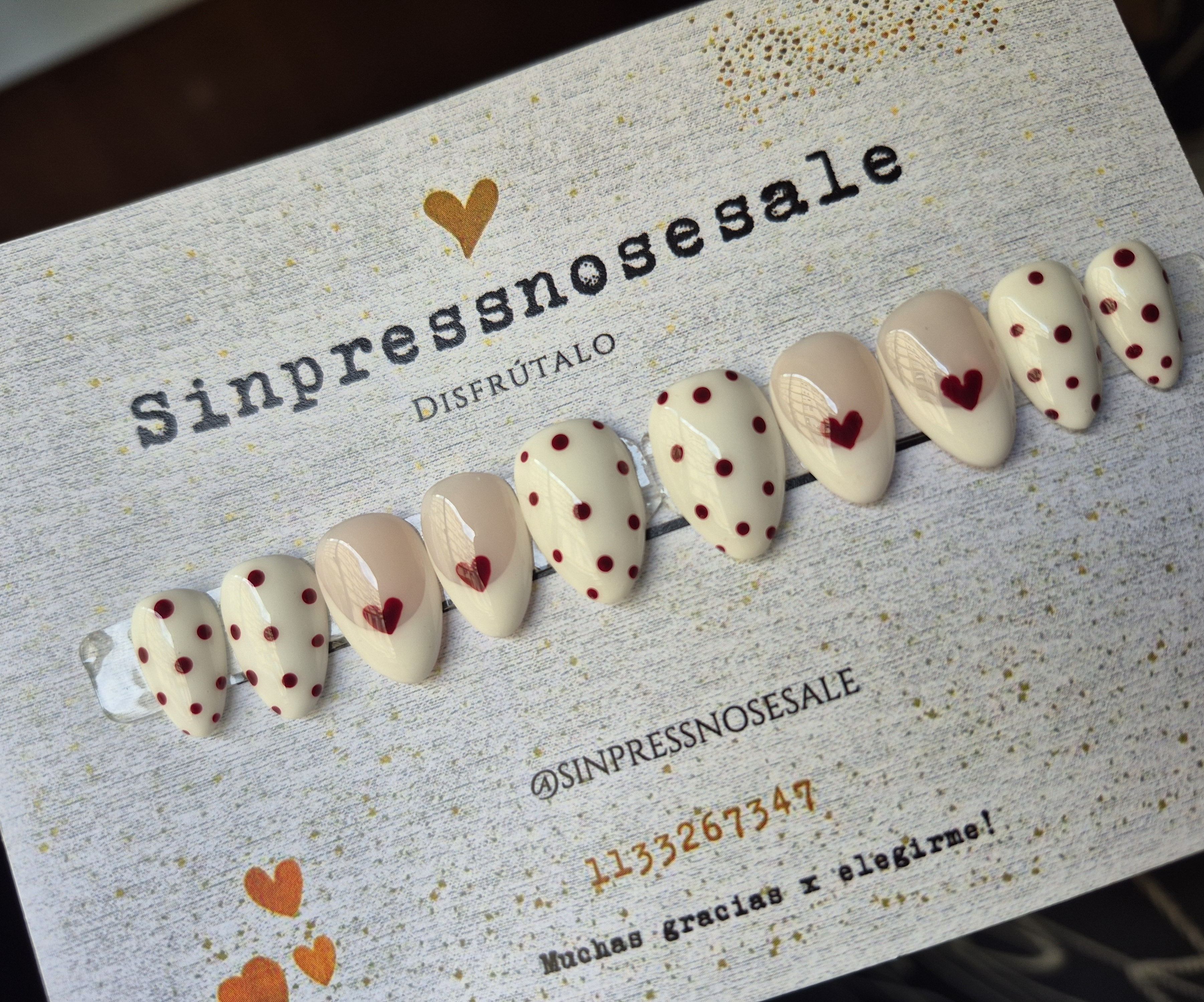 ❤️ SET 2 – Nude con lunares y corazones rojos
Nombre: Amor a Lunares
✨ Dulce, romántico y súper tierno.