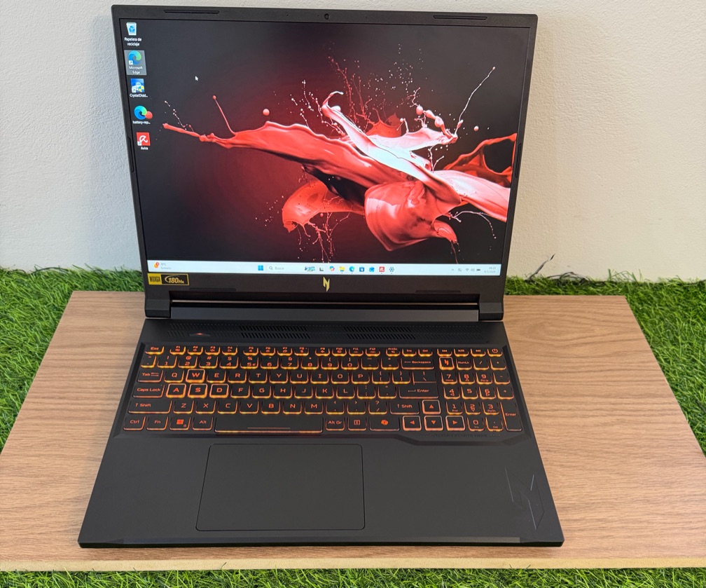 Acer Nitro V16 RTX 5050 de 8 GB