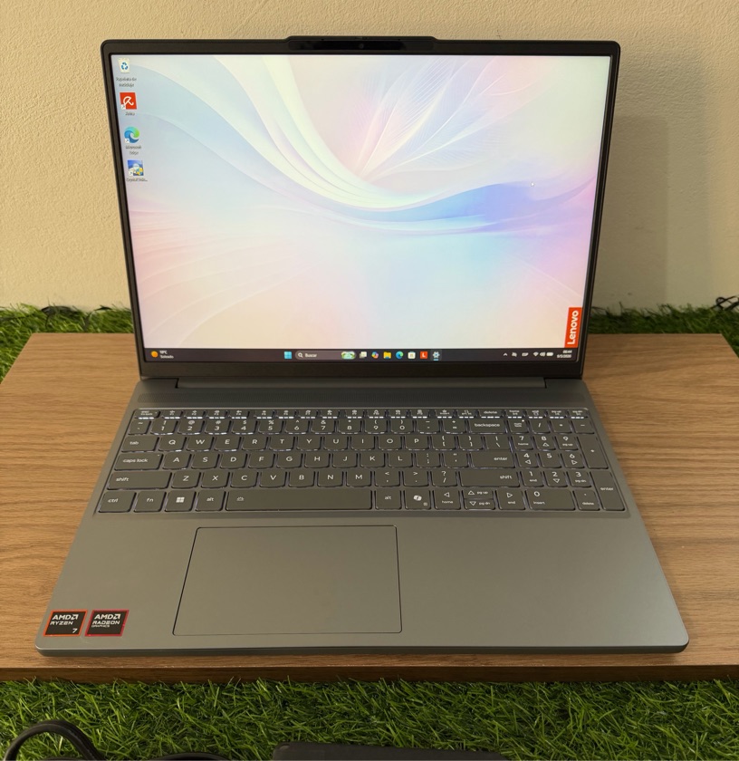 Lenovo Ideapad Slim 3 15AHP10 táctil