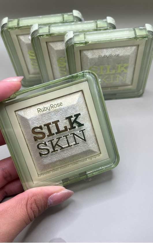 Iluminador Radiant Shine Silk Skin (COR Celesti Prism) - Ruby Rose ✨