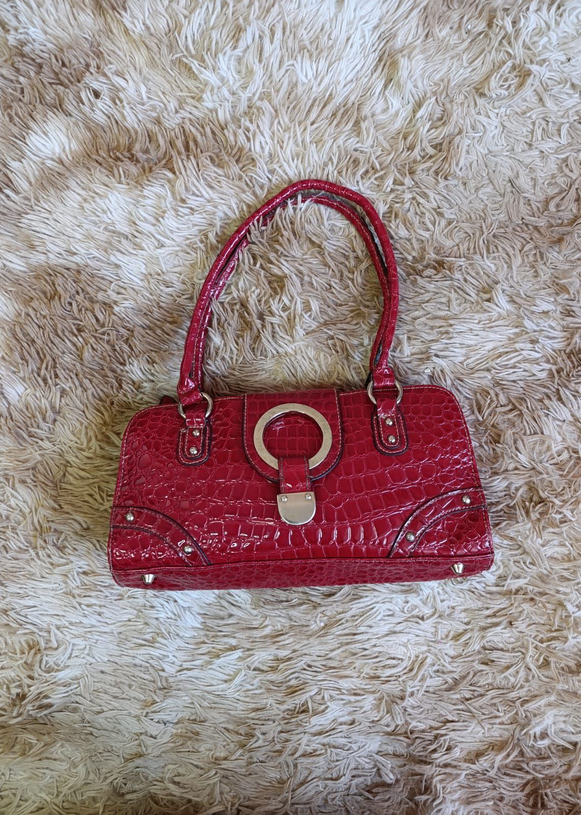 Cartera tipo piel de cocodrilo